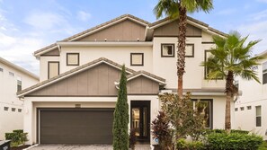 Exterior - Newly Renovated 6BR Family Home—Pool, BBQ & Games (Kissimmee)