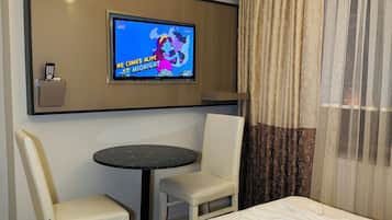 Habitación estándar doble | Zona de estar | Una televisión de pantalla plana, suelo radiante