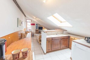Réfrigérateur, four à micro-ondes, un four, surface de cuisson