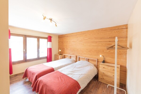 5 bedrooms, travel cot, free WiFi, bed sheets