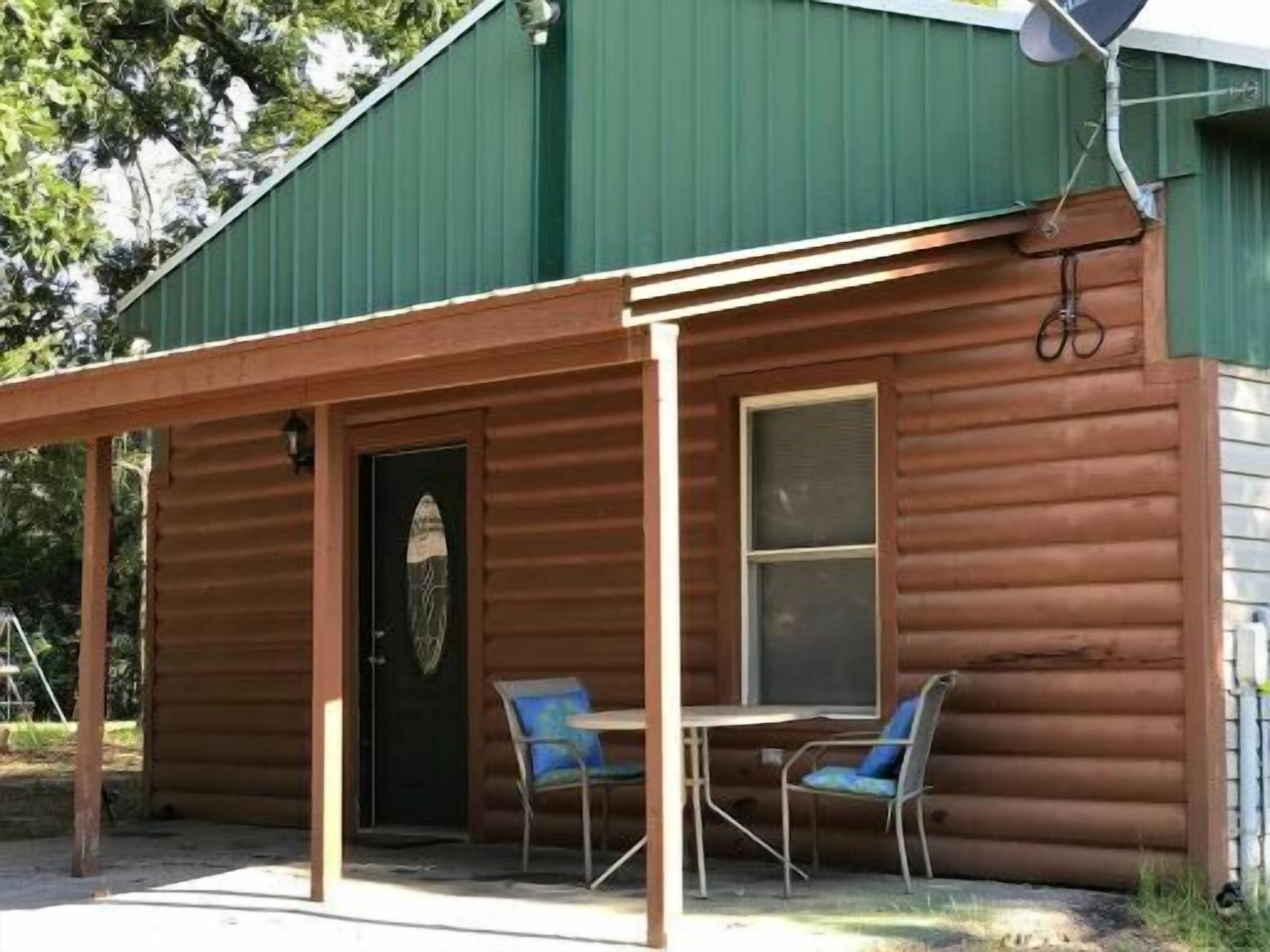 River Chase Cozy Get-Away Cottage