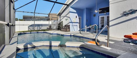 حمّام سباحة مُدفَّأ، مقاعد للتشمس