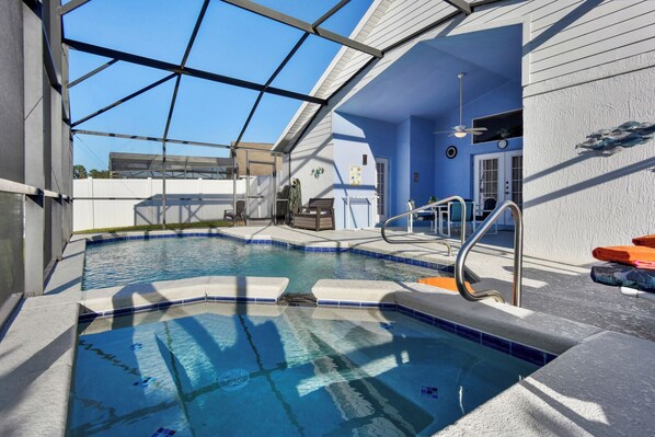 Piscine chauffée, chaises longues