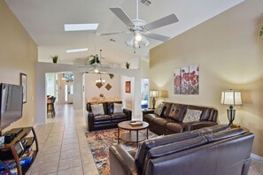 TV, video games, DVD player, table football - Game room, pool & hot tub, full privacy in pool area, TV in each bedroom (Kissimmee)