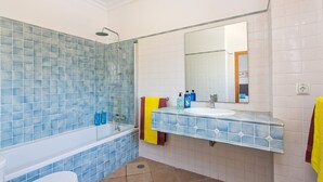 Ein Badezimmer mit Badewanne, Waschbecken und Toilette.