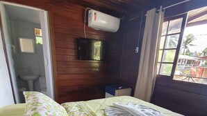 Une chambre équipée d’un lit, d’une télévision et d’un appareil de climatisation.