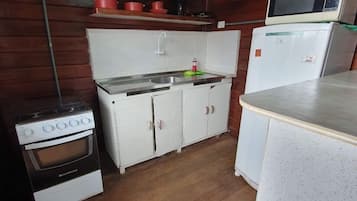 Réfrigérateur, micro-ondes, plaque de cuisson, grille-pain