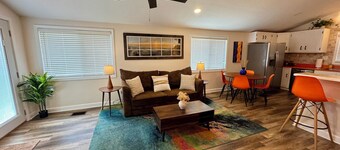 Beautiful cottage with gorgeous lake view, lake access and boat slip