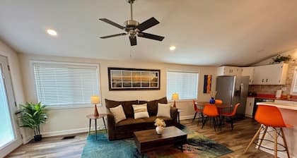 Beautiful cottage with gorgeous lake view, lake access and boat slip