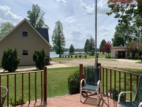 Beautiful cottage with gorgeous lake view, lake access and boat slip