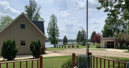 Beautiful cottage with gorgeous lake view, lake access and boat slip