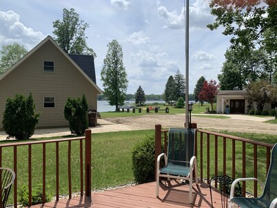 Beautiful cottage with gorgeous lake view, lake access and boat slip