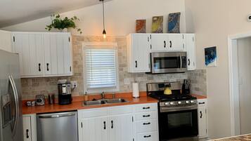 Jääkaappi, mikroaaltouuni, uuni, liesi