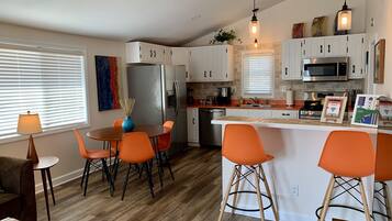 Jääkaappi, mikroaaltouuni, uuni, liesi