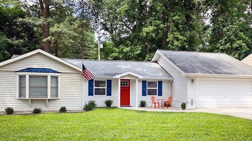 Beautiful cottage with gorgeous lake view, lake access and boat slip