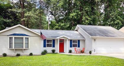 Beautiful cottage with gorgeous lake view, lake access and boat slip