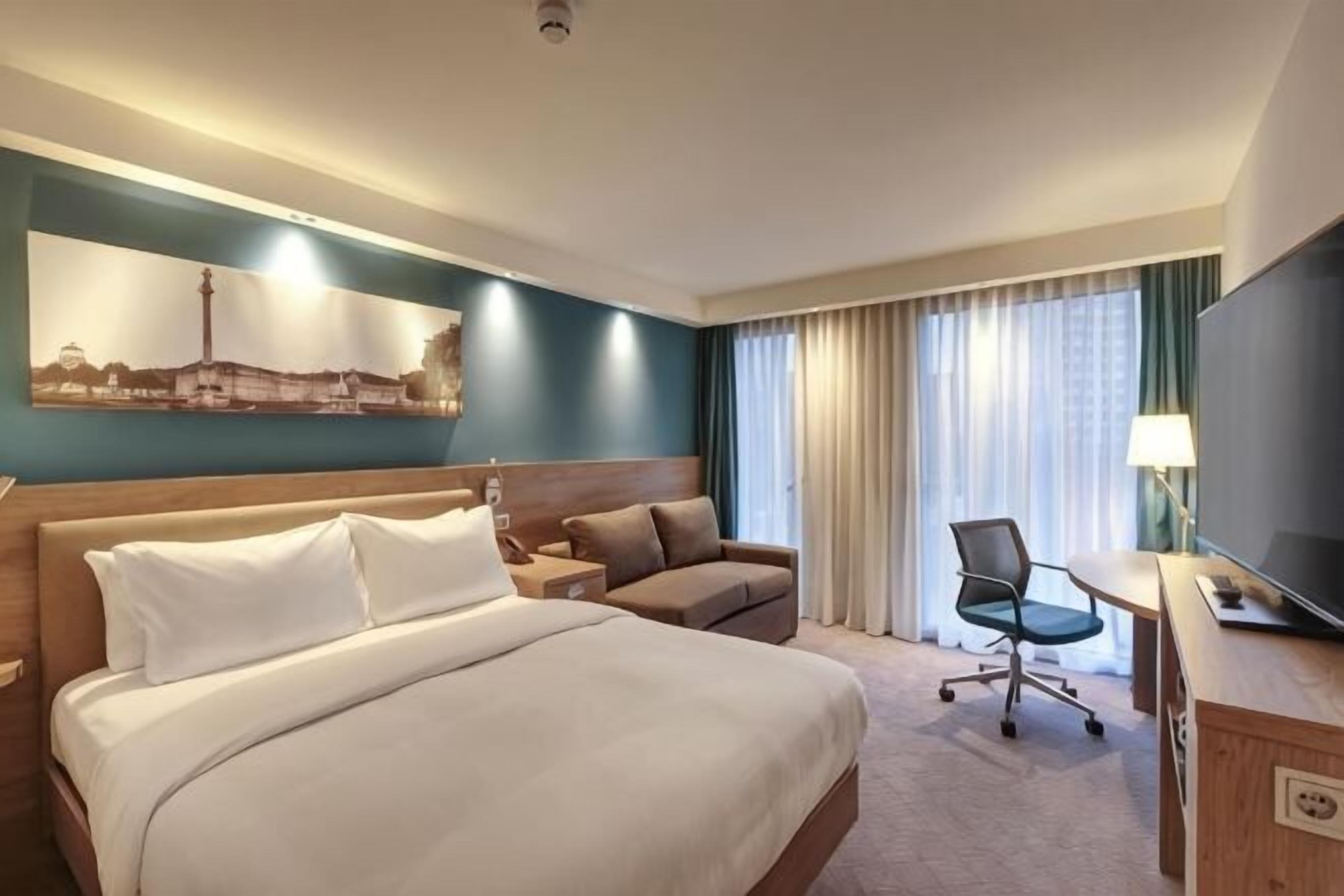 Premium bedding, in-room safe, individually decorated, desk