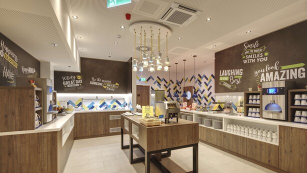 朝食 (ビュッフェ)、毎日提供 (無料)