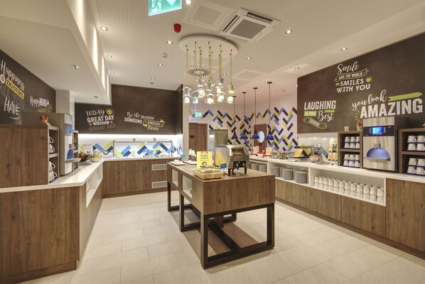 Free daily buffet breakfast - Hampton by Hilton Stuttgart City Centre (Stuttgart)