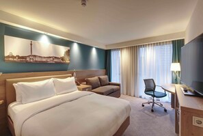 Room, 1 Queen Bed | Premium bedding, in-room safe, individually decorated, desk - Hampton by Hilton Stuttgart City Centre (Stuttgart)