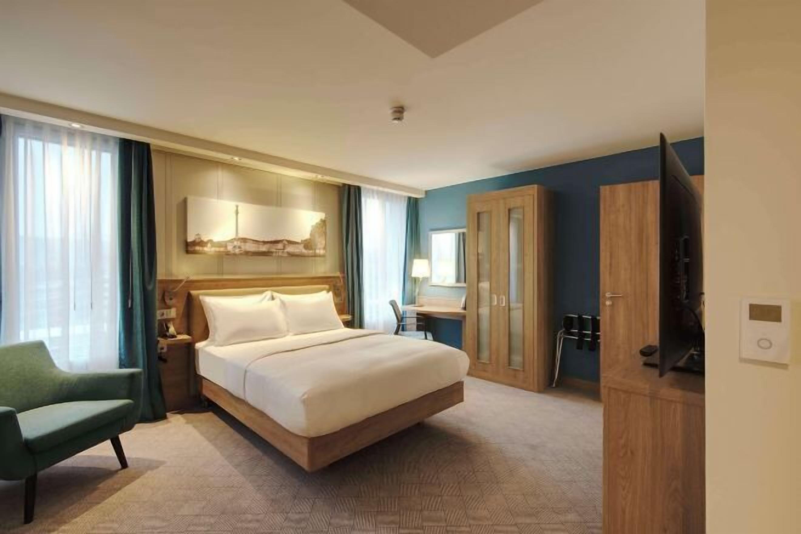 Premium bedding, in-room safe, desk, laptop workspace
