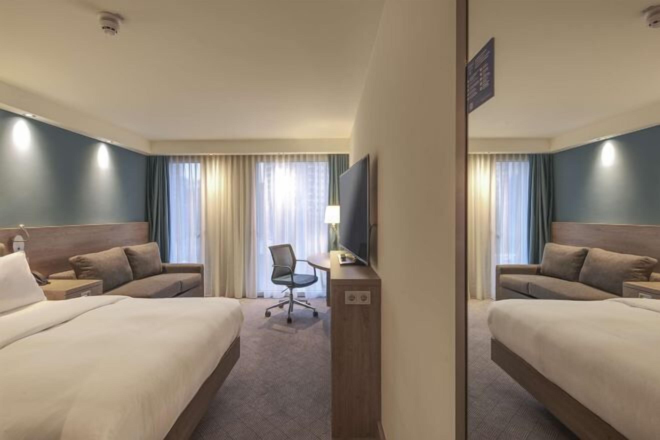Premium bedding, in-room safe, desk, laptop workspace