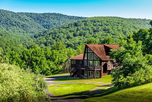 Bear Mountain Lodge Shenandoah Mountains Skyline Drive / Front Royal (hottub)<br> 