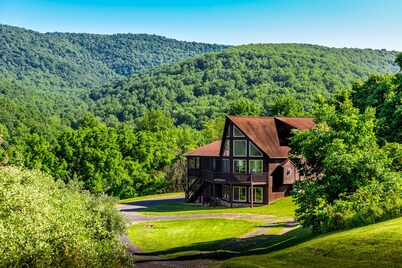Bear Mountain Lodge Shenandoah Mountains Skyline Drive / Front Royal (hottub)<br> 