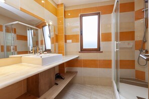 Douche, séchoir à cheveux, serviettes fournies