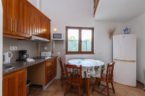 Réfrigérateur, micro-ondes, plaque de cuisson, grille-pain