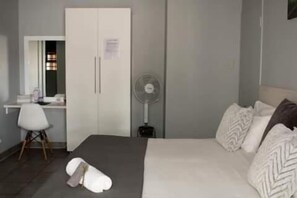 Artículos del minibar gratis y caja de seguridad en la habitación