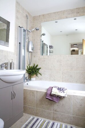 Duschwanne, Haartrockner, Handtücher, Seife