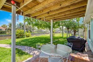 Casa, varias camas (Sunset Canal Cottage) | Balcón