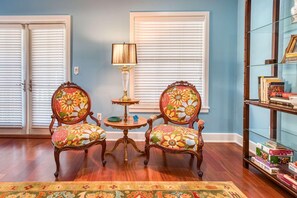 Appartement, Plusieurs lits (St. George Street Apartment) | Salle de séjour