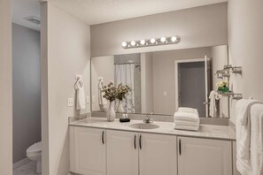 Talo, useita sänkyjä (Sunburst Shore) | Kylpyhuone