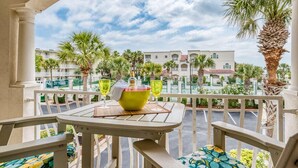 Condo, Plusieurs lits (Way Down in Kokomo) | Balcon