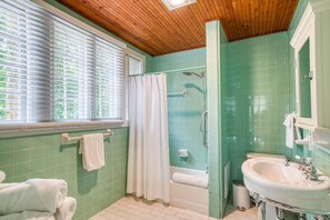 Apartment, 2 Queen Beds (Midcentury Retreat) | Bathroom