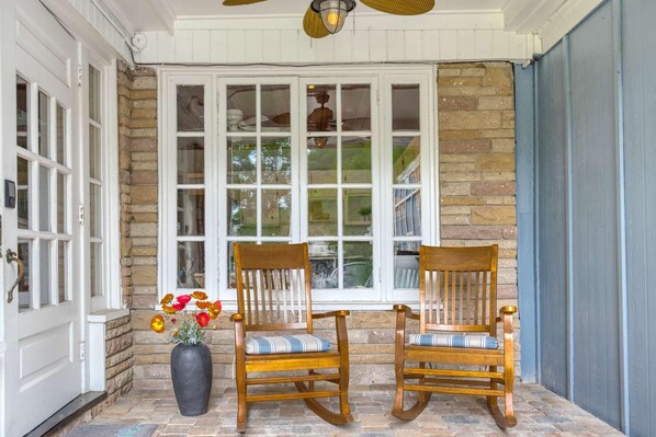 Apartment, 2 Queen Beds (Midcentury Retreat) | Balcony