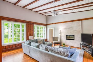 Apartment, 2 Queen-Betten (Midcentury Retreat) | Wohnzimmer | Bücher