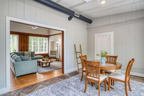 Apartment, 2 Queen Beds (Midcentury Retreat)