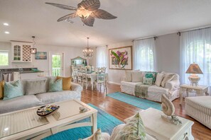 House, Multiple Beds (Chiquita Sun House) | Living room