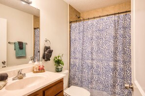 House, Multiple Beds (Ancient Oak Cottage) | Bathroom