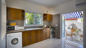 Microwave, oven, stovetop - At Last You can Rent the Perfect Luxury Villa in Protaras, Protaras Villa 1432 (Paralimni)
