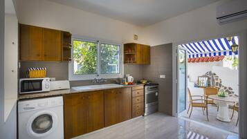 Microwave, oven, dan kompor
