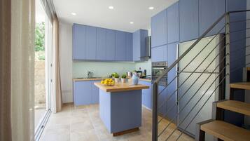 Microwave, oven, kompor, dan meja makan