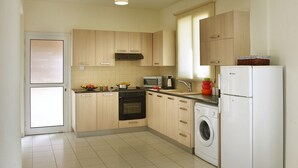 Microwave, oven, stovetop - How to Rent Your Own Villa in Protaras, Protaras Villa 1459 (Paralimni)