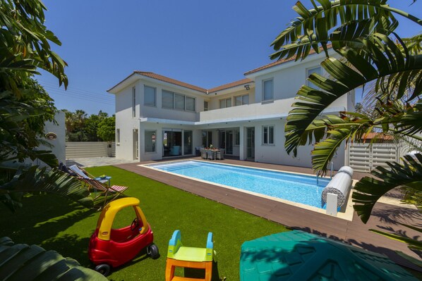Villa (4 Bedrooms) | Front of property