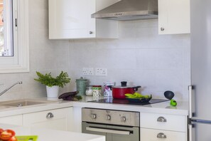 Microwave, oven, stovetop - The Secret to Enjoying Your 5 Star Villa Close to the Beach, Larnaca Villa 1389 (Pervolia)