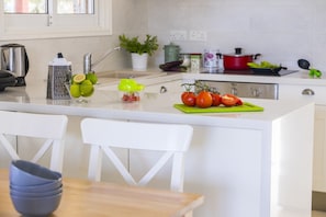 Microondas, horno, placa de cocina