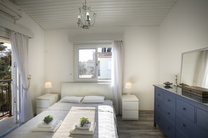 2 bedrooms, laptop workspace, iron/ironing board, free WiFi - The Secret to Enjoying Your 5 Star Villa Close to the Beach, Larnaca Villa 1389 (Pervolia)